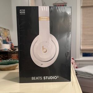 Beats by Dre Studio3 Wireless Headphones - White and Gold